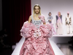 Menikmati Peragaan 40 Tahun Moschino yang Penuh Cinta Bersama Tiffany Young