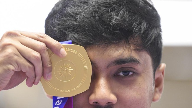 Muhammad Sejahtera Dwi Putra menorehkan sejarah manis di Asian Games 2023. Dalam dua hari berturut-turut, ia menyumbang medali emas untuk kontingen Indonesia.