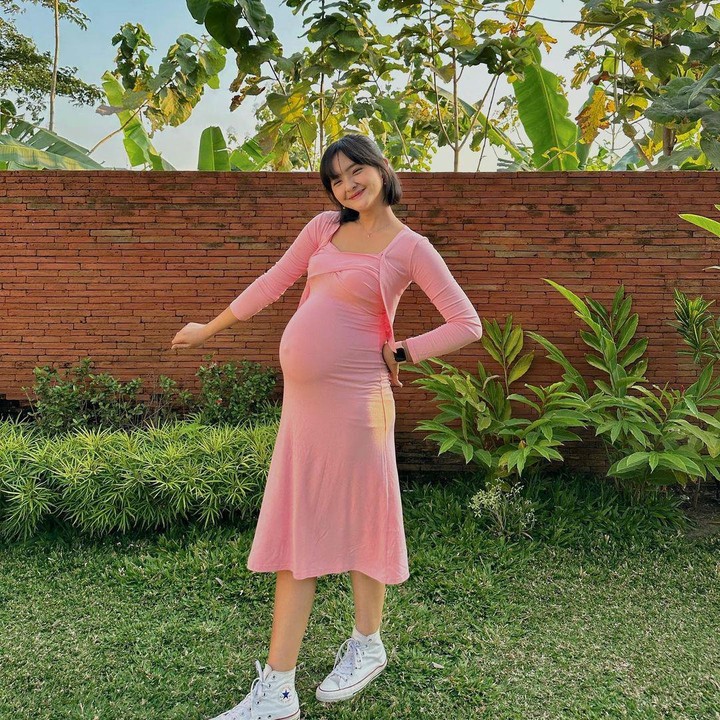 <p>Pada beberapa foto yang diunggah di akun Instagram pribadinya, Anya terlihat sangat bahagia menjalani kehamilan ini. Bajunya yang sedikit ketat, membuat baby bump-nya tampak semakin jelas. (Foto: Instagram: @anyaanjanii)</p>