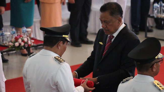 Gubernur Sulawesi Utara (Sultra) Olly Dondokambey berpesan kepada lima Penjabat Bupati dan Wali Kota yang baru dilantik untuk bekerja meyalani masyarakat.
