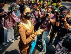 Penampilan Siskaeee Jalani Pemeriksaan Kasus Pabrik Film Porno