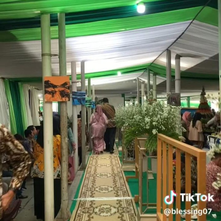 <p>Mulai dari area depan hingga dalam pasar digunakan sebagai tempat resepsi pasangan ini. Tak beda jauh dari resepsi di gedung-gedung megah, dekorasi pernikahan ini lengkap menggunakan janur kuning, meja tamu, serta panggung mewah untuk pengantin. (Foto: TikTok@blessing07_)</p>