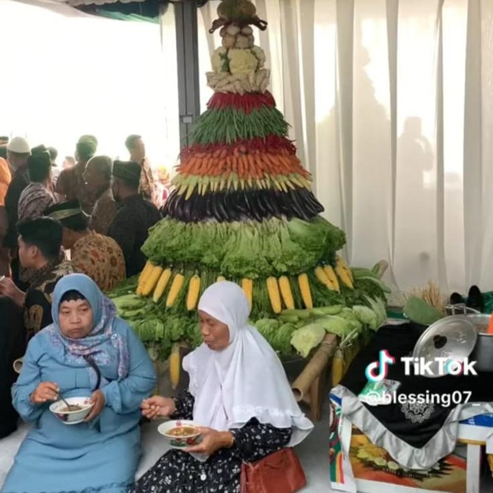 <p>Jika kebanyakan pasangan ingin melangsungkan pernikahan mereka di gedung-gedung, berbeda dengan pasangan yang satu ini. Aryanda Ahmad Muttaqien dan Rahma Matsna Aulia memilih pasar sebagai tempat resepsi pernikahan mereka. (Foto: TikTok@blessing07_)</p>
