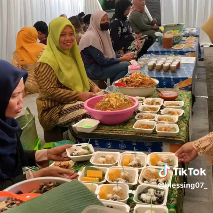 <p>Aryanda dan Rahma tidak ingin menghilangkan nuansa pasar yang ada. Maka dari itu, di pernikahannya mereka menyediakan area jajanan pasar. (Foto: TikTok@blessing07_)</p>