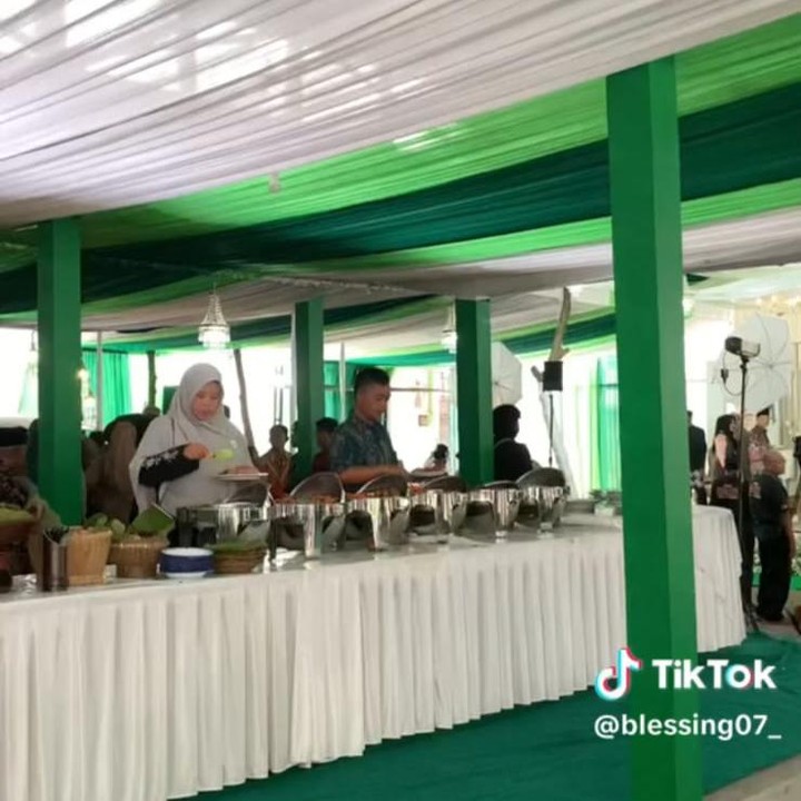 <p>Sama seperti pernikahan pada umumnya, mereka juga menyediakan area prasmanan untuk para tamu yang hadir. (Foto: TikTok@blessing07_)</p>