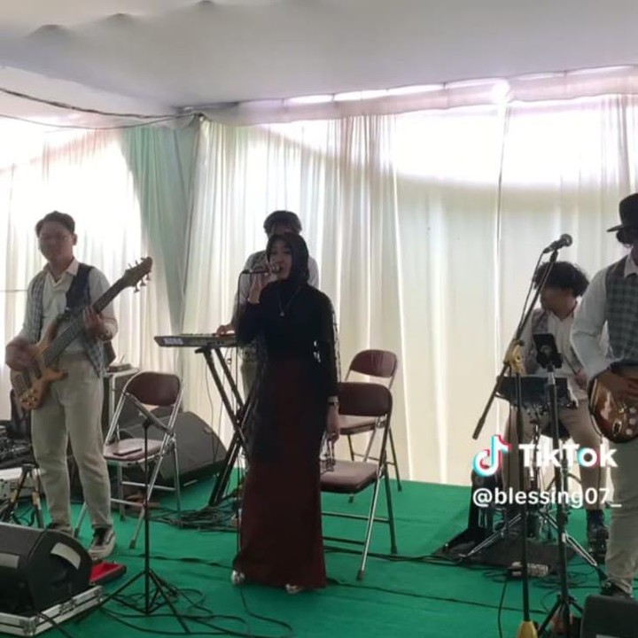 <p>Meski resepsi digelar di pasar, pasangan ini juga menyediakan panggung musik untuk menghibur para tamu, Bunda. (Foto: TikTok@blessing07_)</p>
