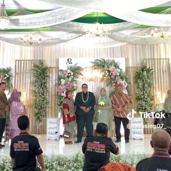 <p>Keduanya berhasil menyulap pasar tersebut menjadi tempat resepsi pernikahan yang mewah dan elegan, Bunda. (Foto: TikTok@blessing07_)</p>