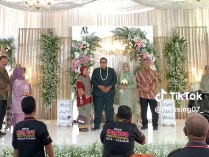 Agak Lain! Intip 7 Potret Pernikahan Unik yang Digelar di Pasar