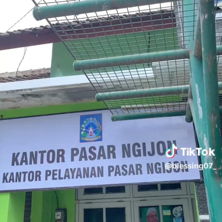 <p>Momen unik tersebut diketahui langsung dari video singkat yang diunggah salah satu akun TikTok. Melalui video tersebut, Aryanda dan Rahma melangsungkan pernikahan di Pasar Ngijon, Kalurahan Sumberagung, Kapanewon Moyudan, Kabupaten Sleman. (Foto: TikTok@blessing07_)</p>