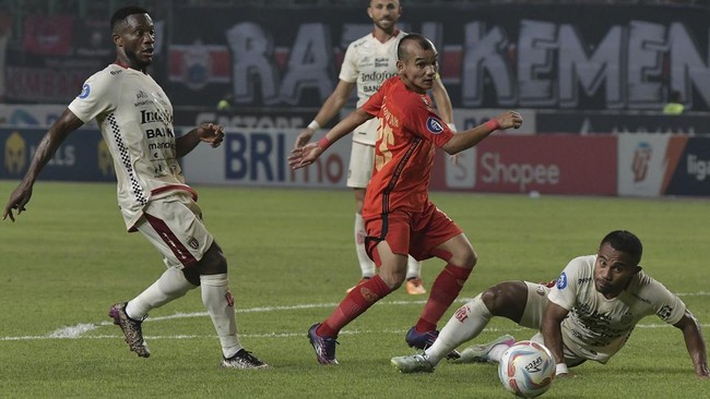 Persija Jakarta harus puas bermain imbang 1-1 saat melawan Barito Putera pada pekan ke-15 Liga 1 2023/2024.