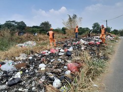 DLHK Depok Bersihkan Sampah yang Dibuang Warga di Tepi Jalan Tanah Merah