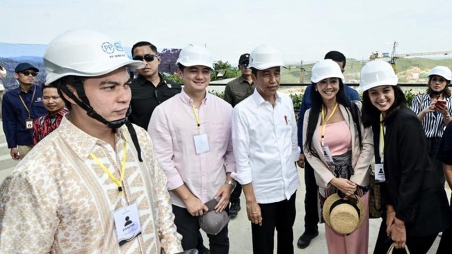 Jokowi mengajak sejumla artis dan influencer ke IKN dalam kunjunganya pekan lalu. Sebelumna Jokowi juga mengajak para artis dalam peresmian LRT dan kereta cepat. (ANTARA/HO-Biro Pers Sekretariat Presiden) Jakarta, CNN Indonesia --