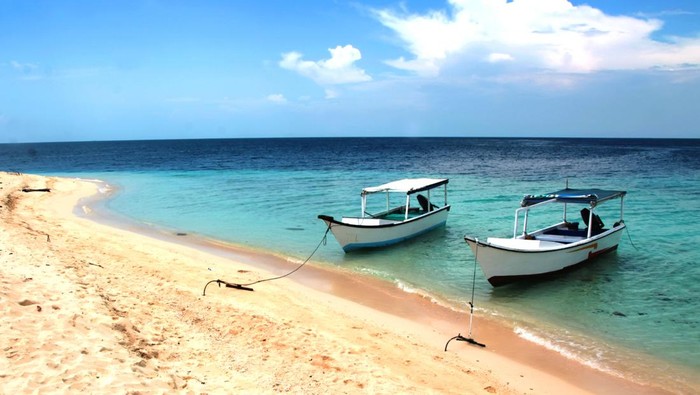 Butuh Liburan? 5 Destinasi Pantai Pasir Putih di Indonesia Ini Siap Manjakan Dirimu!