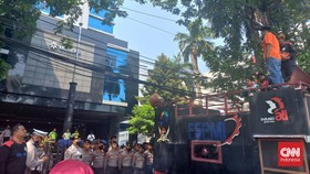 Buruh-Serikat Petani Demo di Bulog, Minta Turunkan Harga Beras & Telur