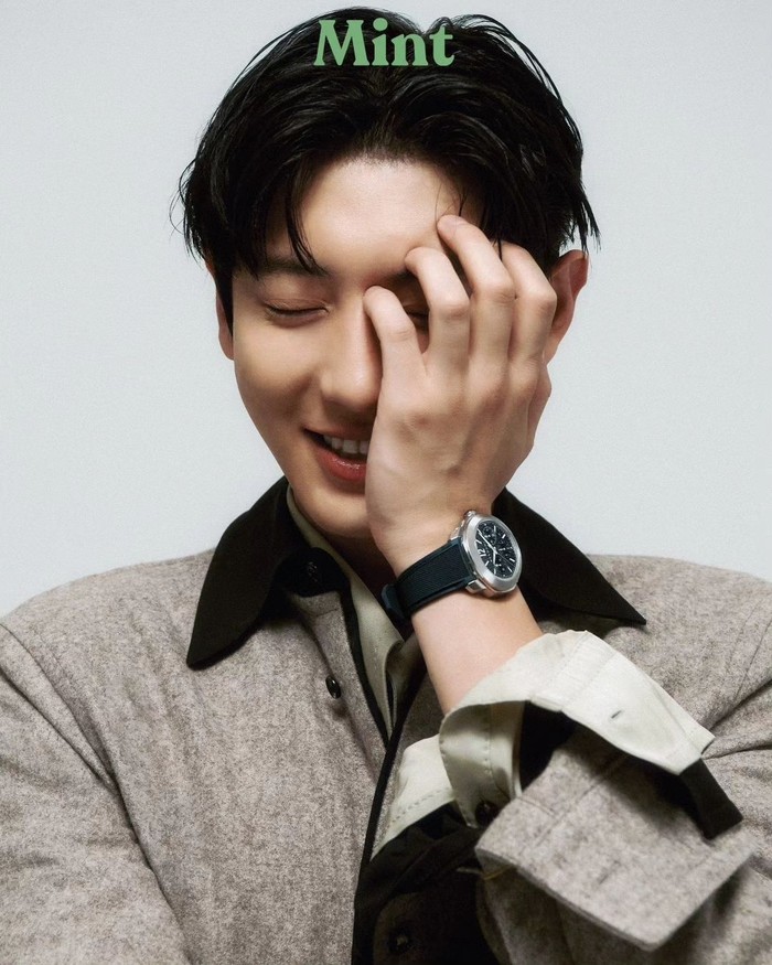 Rapper dari SM Entertainment ini tampil dengan visual rupawan. Dengan riasan tipis serta potret comma hair ala Chanyeol bikin penggemar terpesona./ Foto: instagram.com/real__pcy