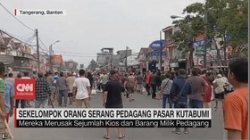 VIDEO: Sekelompok Orang Serang Pedagang Pasar Kutabumi