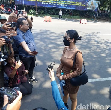 Baju Ketat Siskaeee Saat Penuhi Panggilan Polisi Jadi Sorotan