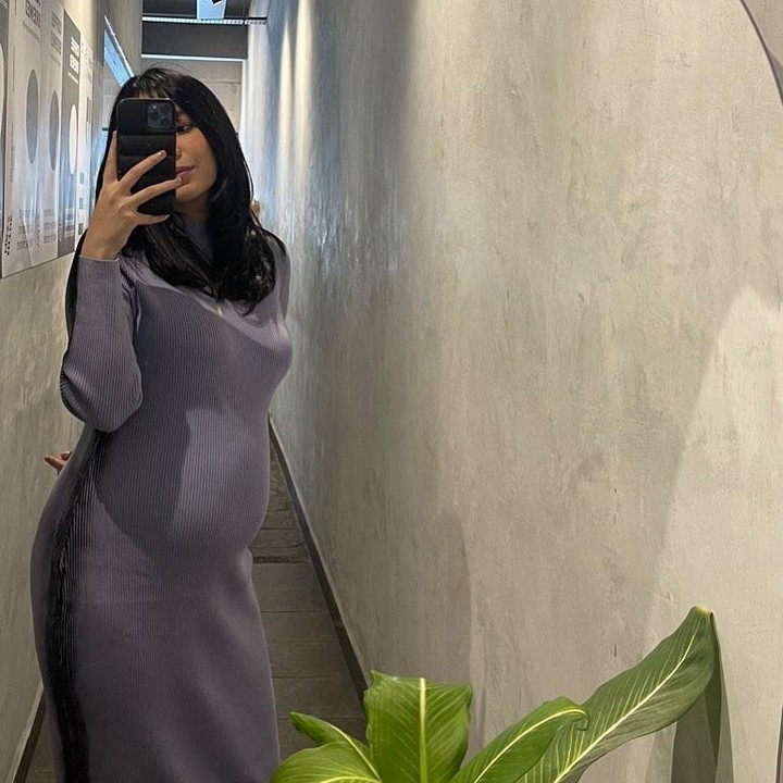 <p>Tak sedikit pengikut Ashilla di Instagram yang memuji kecantikannya selama hamil kemarin. "Such a beautiful mama," tulis akun @sadevacornelia, pada sebuah unggahan yang dibagikan Ashilla. (Foto: Instagram @zhrtiaraashila)</p>