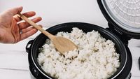 4 Hal Yang Tidak Boleh Dilakukan Saat Masak Nasi Di Rice Cooker Agar ...