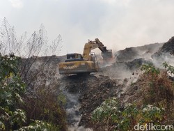 Damkar Kesulitan Padamkan Api di TPA Sukawinatan, Ini Penyebabnya