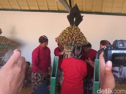 Prosesi Numplak Wajik Tanda Dimulainya Garebeg Mulud Keraton Jogja