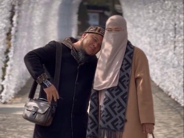 Dituding Lakukan Pelecehan Seksual, 7 Potret Harmonis Ustaz Ebit Lew & Istri