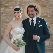 Detail 2 Gaun Pernikahan Victoria Summer, Salah Satunya Rancangan Desainer Indonesia!