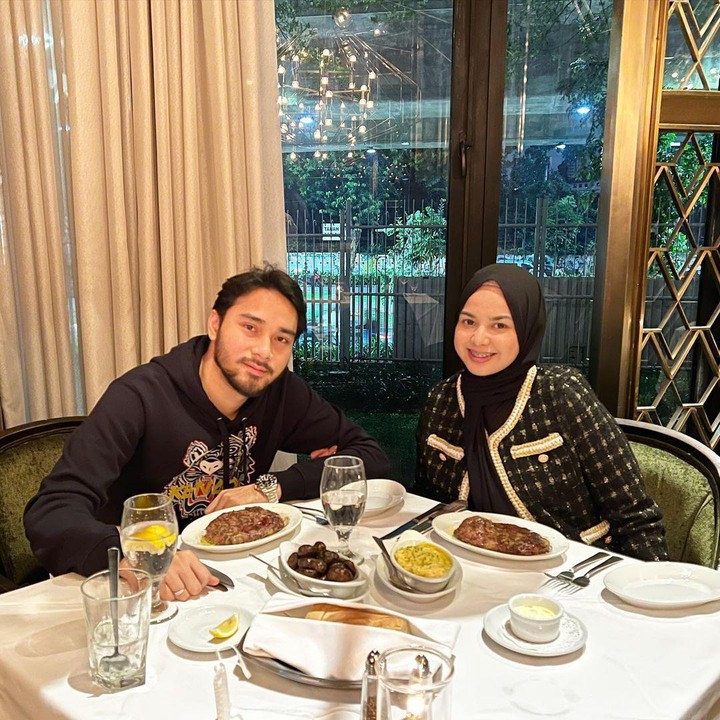 <p>Beberapa waktu yang lalu, Achmad Megantara juga memposting momen makan malam bareng istri saat <em>anniversary</em> pernikahan. "Hari ini tepat 1 tahun yang lalu saya mengucap ijab atas dirinya. mohon doanya semuanya," tuturnya dalam caption. <em>So sweet</em>, ya?(Foto: Instagram @megantaraaa)<br /><br /><br /></p>
