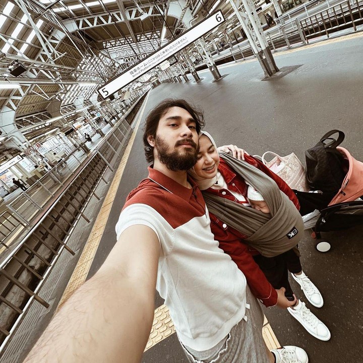 <p>Melalui media sosial Instagram, bintang film <em>KKN di Desa Penari</em> ini terhitung sering membagikan potret bersama keluarga. Salah satunya momen liburan mereka ke Jepang nih, Bunda. (Foto: Instagram @megantaraaa)<br /><br /><br /></p>