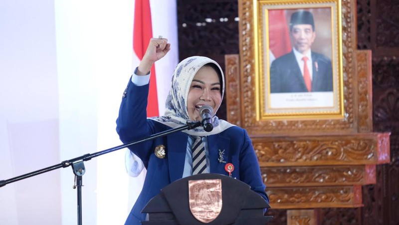 Bupati Klaten melantik 422 orang pejabat pimpinan tinggi pratama, pejabat administrator, pejabat pengawas, dan penugasan guru sebagai kepala sekolah.