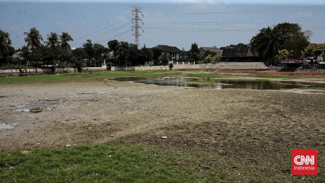 FOTO: Danau Cinere Kering Akibat Kemarau Panjang