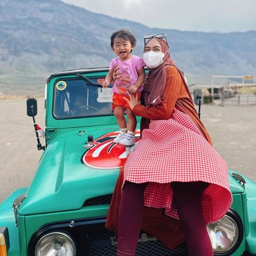 Ajak Moana, Ria Ricis Datangi Lokasi Kebakaran Gunung Bromo