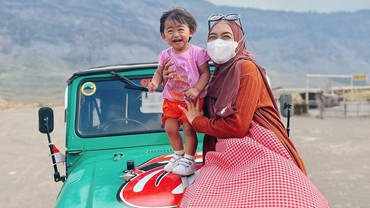 img-title Ajak Moana, Ria Ricis Datangi Lokasi Kebakaran Gunung Bromo