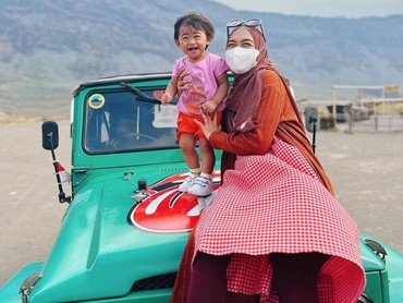img-title Ajak Moana, Ria Ricis Datangi Lokasi Kebakaran Gunung Bromo