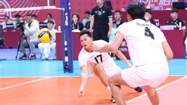 Agil Angga Anggara tampil menggila saat Timnas Voli Indonesia mengalahkan Kazakhstan di Asian Games 2023.