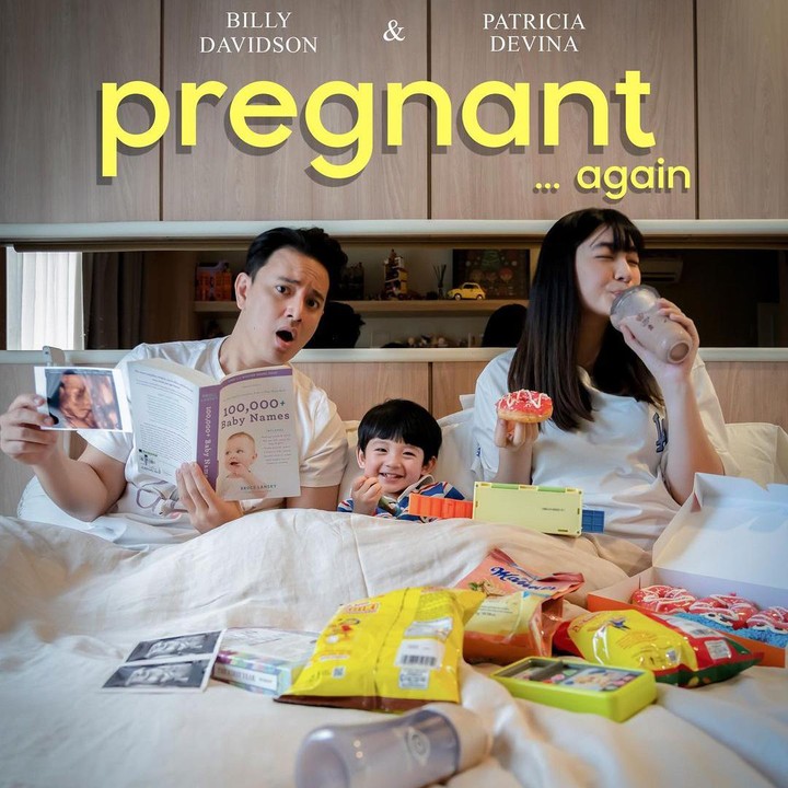 <p>Kabar bahagia itu pun dibagikan Billy dan sang istri melalui potret unik yang diunggah di <em>Instagram.</em> "<em>Pregnant again</em>," demikian isi tulisan di foto yang diunggah keduanya, dikutip dari laman <em>Instagram@billydavidson_, </em>Kamis (28/9/2023). (Foto: Instagram @billydavidson_)</p>