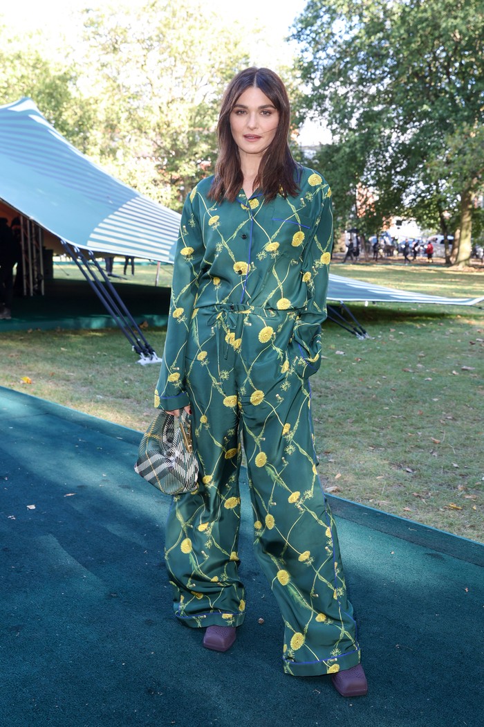 Aktris berkebangsaan Inggris, Rachel Weisz, juga terlihat kasual berbalut setelan serupa piyama, tapi oversized. Pattern cantik serta perpaduannya dengan tas chic memperkuat gayanya. / Foto: Dave Benett/Dave Benett