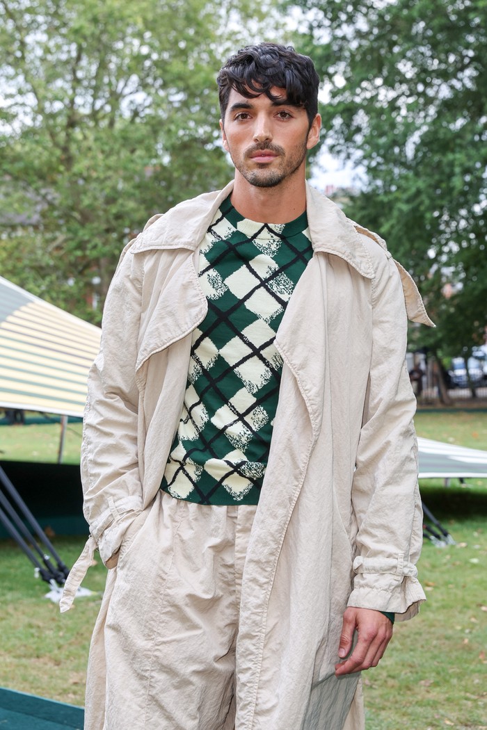 Taylor Zakhar Perez juga terlihat mengenakan motif khas Burberry, yakni plaid. Bintang The Kissing Booth 2 itu menumpuknya dengan coat dan celana senada./ Foto: Dave Benett/Dave Benett