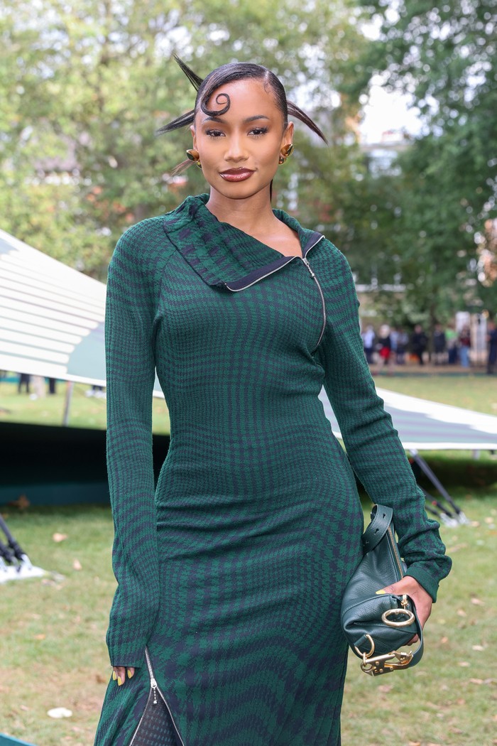 Mempunyai rona serupa, Temiloluwa Otedola juga tidak kalah curi perhatian. Potongan neckline asimetris jadi daya tarik gaun yang dikenakan. Gaya rambutnya pun juga menyambangi keunikannya./ Foto: Dave Benett/Dave Benett