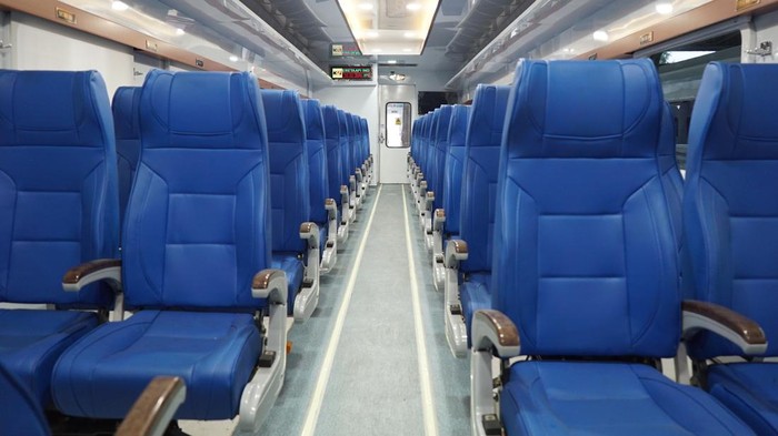 Aturan tidak tertulis di kereta api adalah dengan tidak asal menukar kursi. Yap, sering kali beberapa kursi memang kosong atau segelintir orang ingin duduk di bagian khusus, seperti dekat jendela.