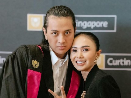Buat Bangga Orang Tua, Cavin Anak Sulung Yuni Shara Lulus S1 di Australia