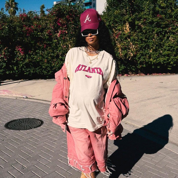 <p>Ciara juga sering mengenakan pakaian berwarna senada dari atas sampai bawah. Wanita 27 tahun ini juga tak pernah melupakan aksesoris trendy, seperti kalung, kacamata, dan topi. (Foto: Instagram @ciara)</p>