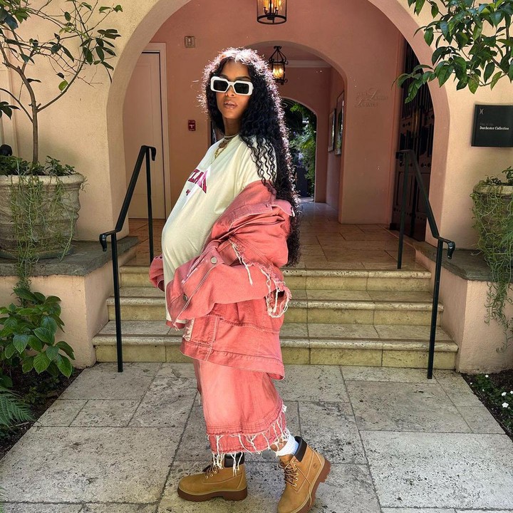 <p>Di kehamilan keempatnya ini, Ciara kerap membagikan potret baby bump-nya di media sosial. Istri pemain football Amerika Russell Wilson ini juga kerap tampil modis di berbagai kesempatan. (Foto: Instagram @ciara)</p>
