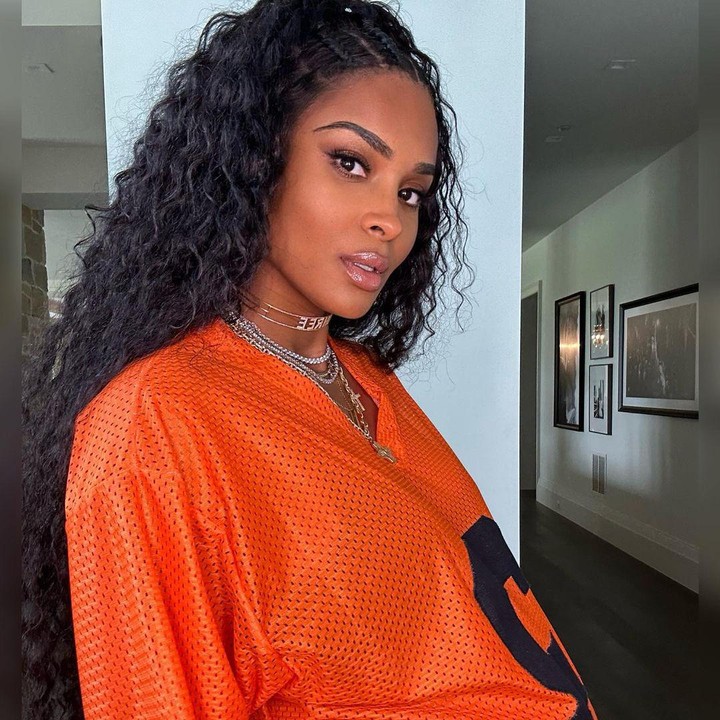 <p>Penyanyi Ciara tengah hamil anak ketiga, Bunda. Kabar bahagia ini dibagikan Ciara pertama kali pada awal Agustus lalu. Pemenang Grammy Awards 2006 ini ini memamerkan baby bump kehamilan sambil promosi lagu barunya. (Foto: Instagram @ciara)</p>