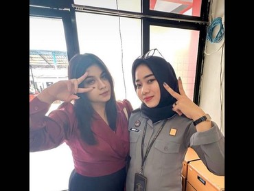 img-title 7 Potret Dea Onlyfans Akhirnya Bebas dari Penjara: pada Kangen Aku Nggak?