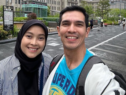 Curhat Dessy Ilsanty Bangga Sang Suami Adrian Maulana Hidup Sederhana & Naik KRL