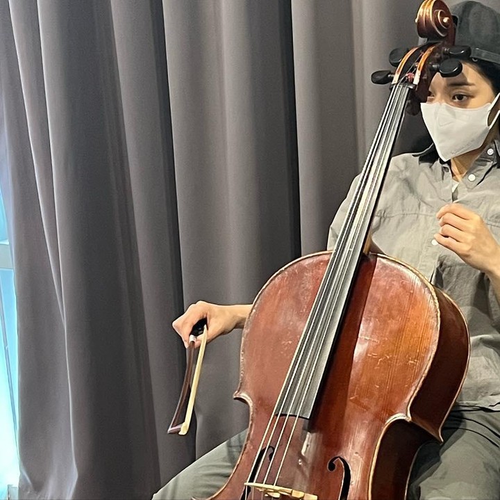 <p>Di potret ini, tampak Seol In-ah sedang serius berlatih cello demi mendalami karakter Choi Se-kyung yang ia perankan, seorang pemain cello ahli berkarakter misterius di Twinkling Watermelon. Niat sekali ya, Bunda? (Foto: Instagram @_seorina)</p>