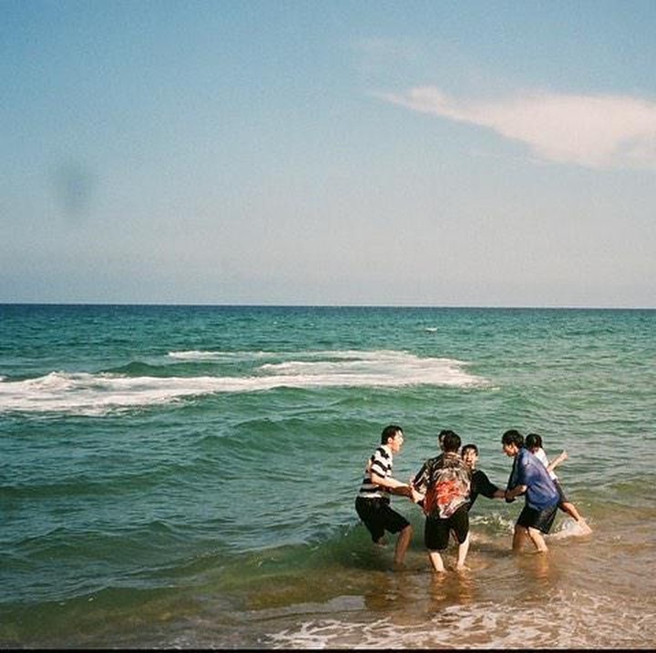 <p>Di potret terakhir ini, tampak para cast Twinkling Watermelon sedang heboh sendiri di tepi pantai, berputar-putar ria sambil berpegangan tangan satu sama lain. Kira-kira, hal menggembirakan apa ya yang sebelumnya terjadi? (Foto: Instragram @_ryeoun)</p>