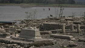 FOTO: Makam Kuno dan Bekas Desa Muncul Saat Waduk Gajah Mungkur Surut