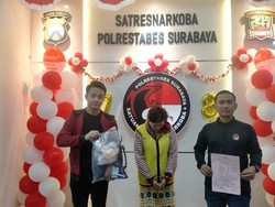 Ibu Rumah Tangga di Surabaya Edarkan Sabu Dipandu Bandar dari Sidoarjo